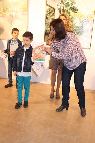 Los escolares ganadores reciben los premios del X Concurso de Pintura Rpida al Aire Libre
