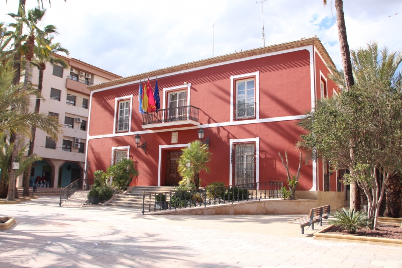 El Ayuntamiento convoca cuatro plazas de Policía Local, una de ingeniero agrícola y otra de inspector de obras