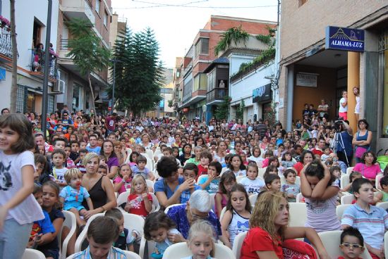 La calle de La Feria se llena de niños con la Semana de Teatro Infantil