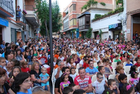 La calle de La Feria se llena de nios con la Semana de Teatro Infantil