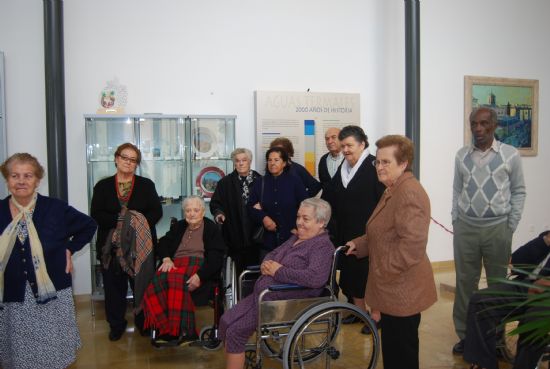 Los mayores del Centro de Estancias Diurnas visitan el Museo Arqueológico de Los Baños