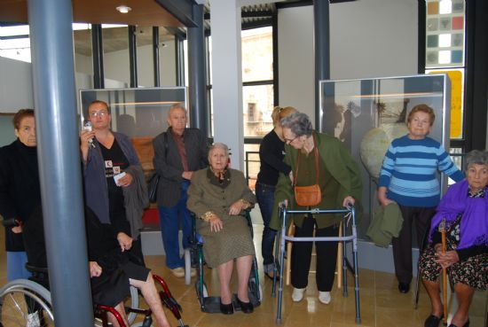 Los mayores del Centro de Estancias Diurnas visitan el Museo Arqueolgico de Los Baos