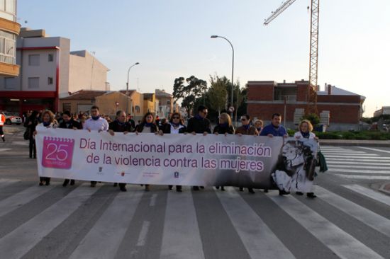 Concluyen los actos del Día Internacional para la Eliminación de la Violencia contra las Mujeres con la marcha y la lectura del manifiesto institucional 