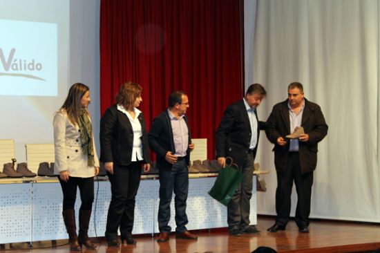 La Agrupacin Deportiva Leiva entrega trofeos de agradecimiento a entidades y personas que han colaborado en sus 25 aos