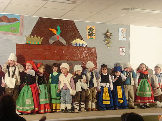 Alumnos y profesores del colegio Ricardo y Codorniu celebran la Navidad 