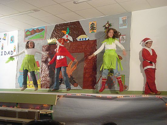 Alumnos y profesores del colegio Ricardo y Codorniu celebran la Navidad 