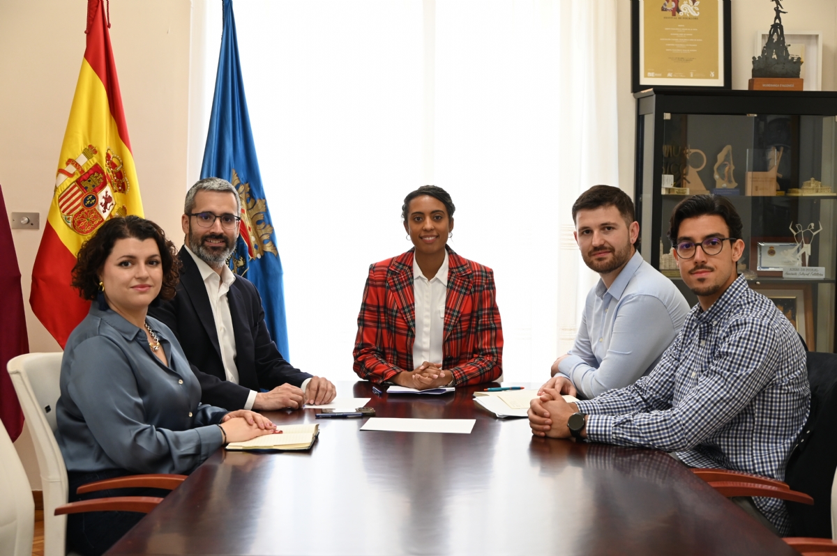 La visita del delegado del Gobierno permite al Ayuntamiento tratar asuntos urbanísticos y de interés para el municipio