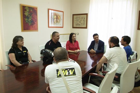 El alcalde recibe a representantes de la PMSV que se encuentran de viaje por España reivindicando una mejor seguridad y educación vial