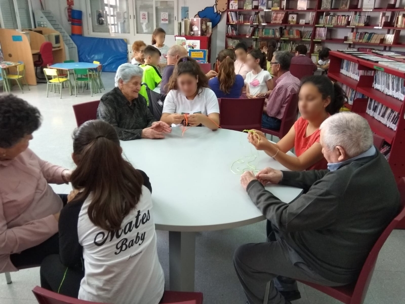 Escolares del CEIP Juan Navarro de La Hoya comparten conocimientos con los mayores del centro de da de Alhama