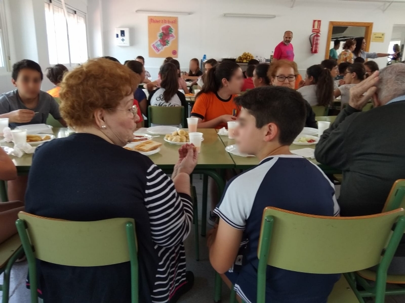Escolares del CEIP Juan Navarro de La Hoya comparten conocimientos con los mayores del centro de día de Alhama