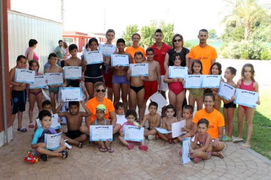 Los alumnos de la piscina de verano reciben sus diplomas
