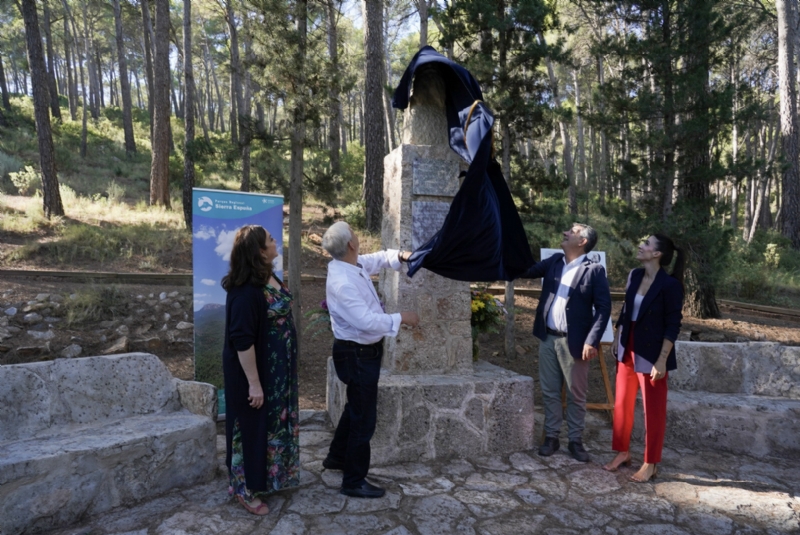 El Ayuntamiento de Alhama de Murcia celebra el centenario de Ricardo Codorníu con la restauración de su busto en Sierra Espuña