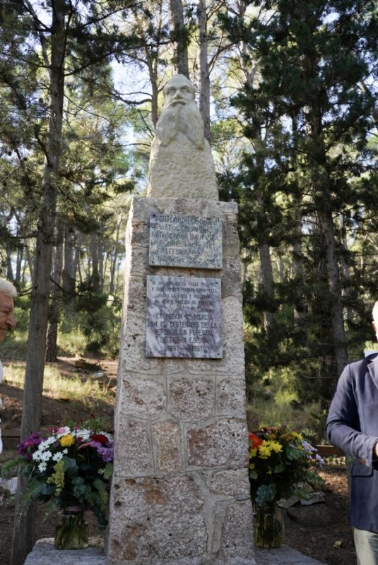 El Ayuntamiento de Alhama de Murcia celebra el centenario de Ricardo Codorníu con la restauración de su busto en Sierra Espuña