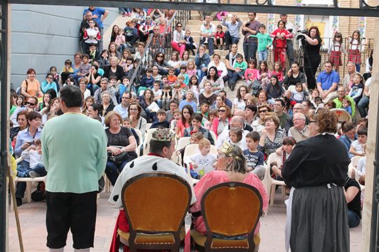 El grupo Coros y Danzas Virgen del Rosario puso msica al Da del Libro