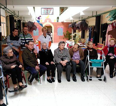 Usuarios del Centro de Da de Personas Mayores visitan el CEIP Tierno Galvn de Totana
