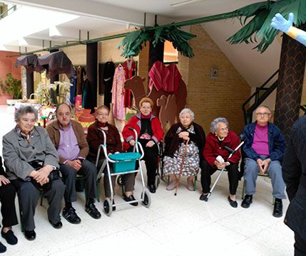 Usuarios del Centro de Da de Personas Mayores visitan el CEIP Tierno Galvn de Totana