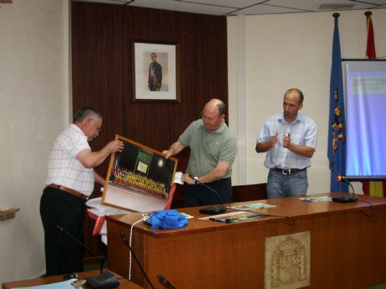 El alcalde, Juan Romero, recibe en el Ayuntamiento a los equipos del Club Escuela de Fútbol de Alhama que han ascendido de categoría