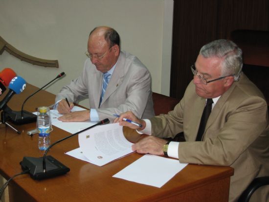 Alhama ya es Sede de la Universidad de Murcia gracias a la firma de un convenio entre el rector de la entidad y el alcalde del municipio