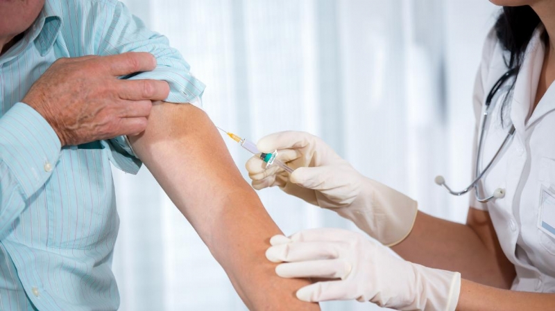 Comienza la vacunación de la 4ª dosis contra la Covid-19 y la gripe para mayores de 60 años