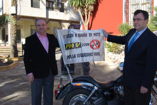 La Plataforma Motera para la Seguridad Vial entrega un premio al Consejero de Obras Públicas en la puerta del Ayuntamiento