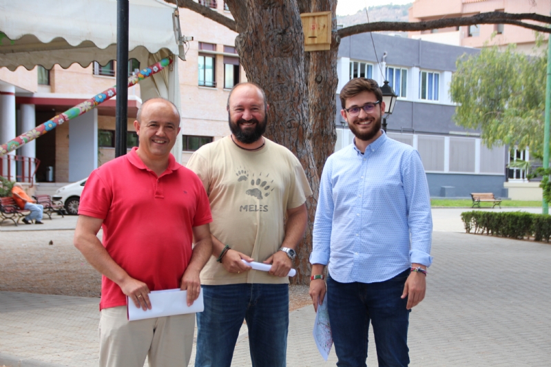 El Ayuntamiento instala 46 cajas nido con la colaboración de la asociación Meles