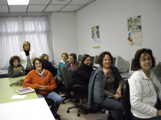 Varias mujeres aprenden informtica en el curso ofertado por el Ayuntamiento