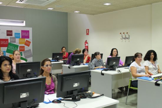 La Concejala de la Mujer clausura dos nuevos cursos de Iniciacin a la informtica y Empleo en la Red