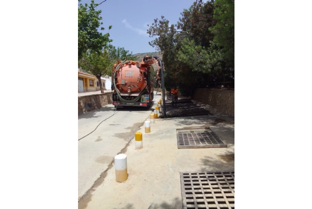 El Consistorio continúa los trabajos de limpieza en los imbornales de mayor tamaño