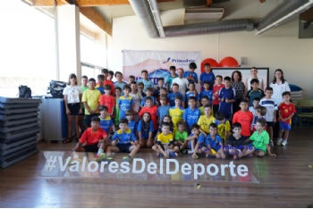 Los niños del campus de verano de Primafrio en Alhama de Murcia reciben la visita de Alejandro Valverde