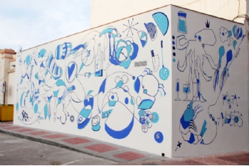 El artista Murfy realiza un mural en la Plaza de Abastos