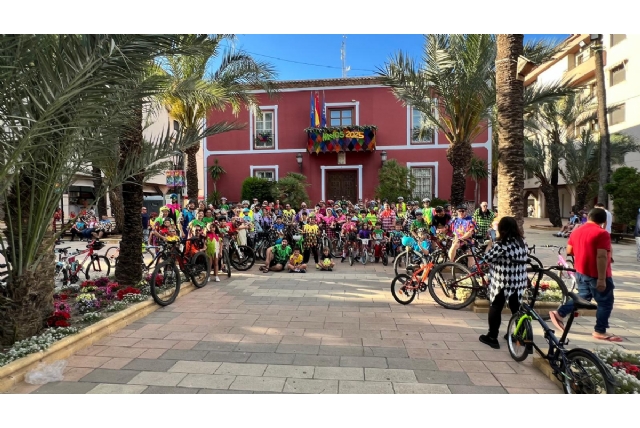 Más de un centenar de vecinos participan en “Los Mayos en Bici”, con una destacada presencia de familias y pequeños ciclistas