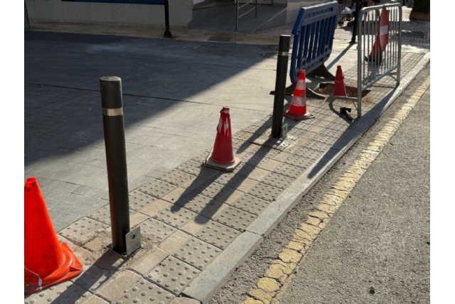 Instalación de nuevos bolardos en la calle Feria para mejorar la regulación del tráfico