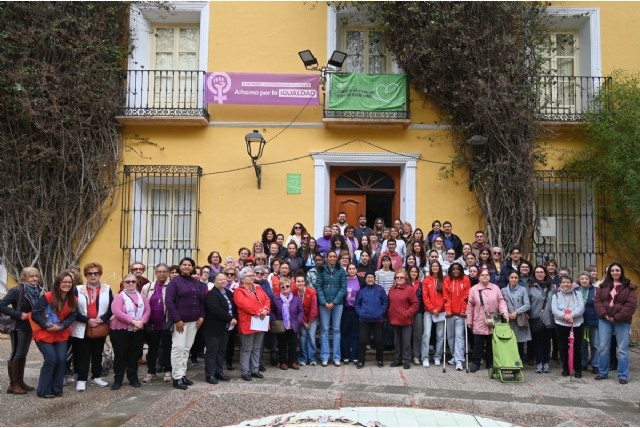 Alhama de Murcia reafirma su compromiso con la igualdad con la lectura del manifiesto del 8 de marzo junto a comunidad educativa y tejido asociativo