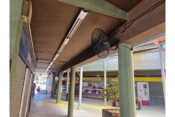 El Ayuntamiento de Alhama de Murcia instala ventiladores en la Plaza de Abastos para combatir las altas temperaturas