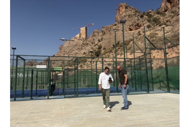 El Ayuntamiento renueva el césped artificial de las pistas de pádel del polideportivo El Praíco