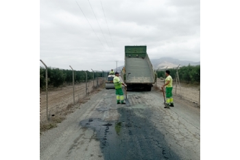 Trabajos de mejora y reparación de baches del camino Revilla 