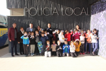 Escolares de Alhama visitan las dependencias de Policía Local