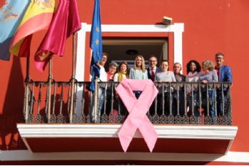 El Ayuntamiento de Alhama se tiñe de rosa por Día Mundial contra el Cáncer de Mama