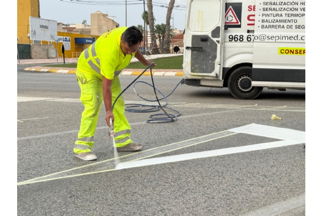 Las calles de Alhama renuevan su imagen con la campaña de repintado de verano