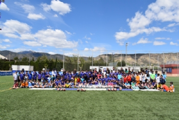 Eva Navarro visita Alhama de Murcia junto a la Fundación Primafrio en un clínic deportivo