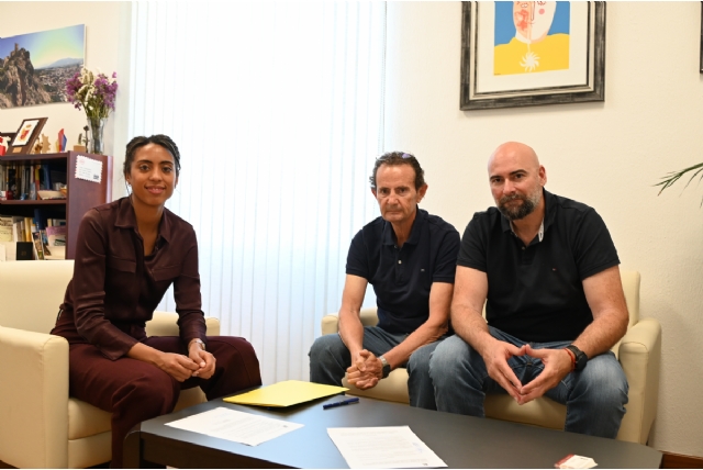 El Club Raqueta Alhama y el Ayuntamiento firman un convenio para fomentar la práctica del tenis