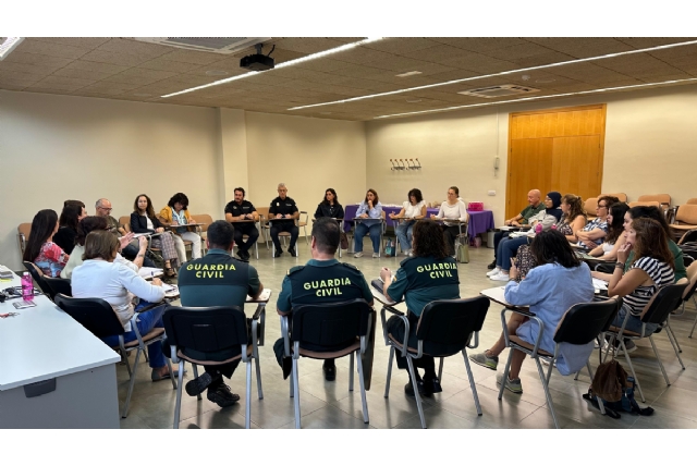 Instituciones y entidades sociales de Alhama de Murcia analizan nuevas medidas contra la violencia de género