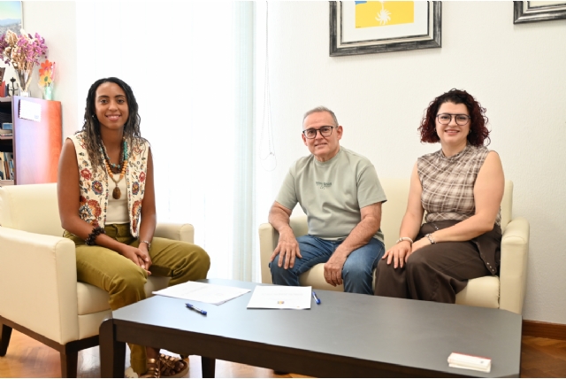 El Grupo Folklórico Villa de Alhama firma un convenio de 4.500 euros para impulsar su actividad cultural