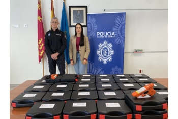 El Ayuntamiento de Alhama de Murcia refuerza la seguridad con la entrega de pistolas JPX a  Policía Local