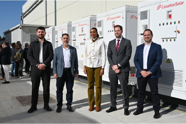 Alhama inaugura la primera nave industrial con energía solar 100% de autoconsumo Alhama inaugura la primera nave industrial con energía solar 100% de autoconsumo