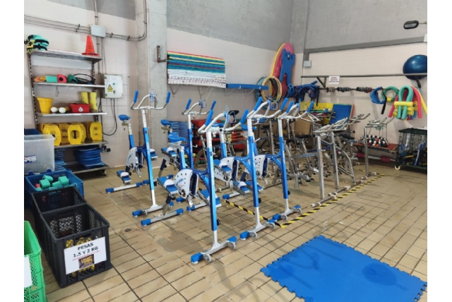 Deportes mejora el equipamiento de la piscina cubierta con cinco nuevas bicicletas acuáticas