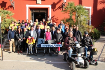 Cerca de 200 personas de 23 asociaciones participan en la marcha a favor de las personas con movilidad reducida