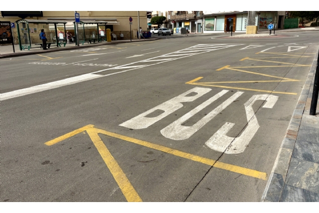El Ayuntamiento de Alhama aprovecha el verano para renovar la señalización vial de sus calles