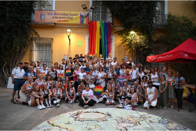 Alhama de Murcia cierra el Orgullo 2026 con la lectura del manifiesto y el respaldo de colectivos, asociaciones y comercio local