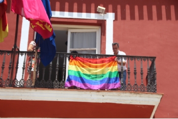 Colocación bandera Día del Orgullo en el balcón del Ayuntamiento